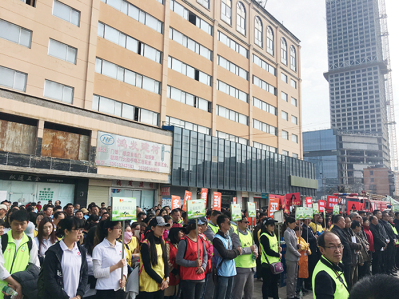 2017年3月5日，是我國(guó)第54個(gè)學(xué)雷鋒紀(jì)念日。3月份的春天萬物復(fù)蘇，百花齊放。陽光透過淡薄的云層照耀著大地，它的萬道金光愉快地普照著萬物。春風(fēng)拂面,是那么清柔,那么親切,就像是雷鋒的精神一直溫暖著、鼓舞著我們!